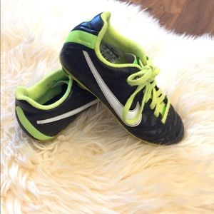 🥳🥳3/$15 Nike size 13 cleats.